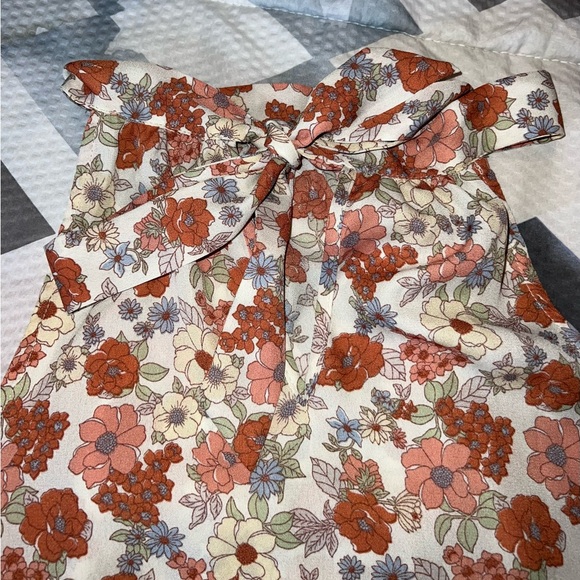 Sleeveless Dressy top with tie back - Picture 5 of 6